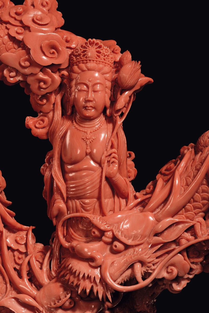 Gruppo in Corallo Scolpito Raffigurante Guanyin con Dragoni, Cina, Dinastia Qing, Fine XIX Secolo