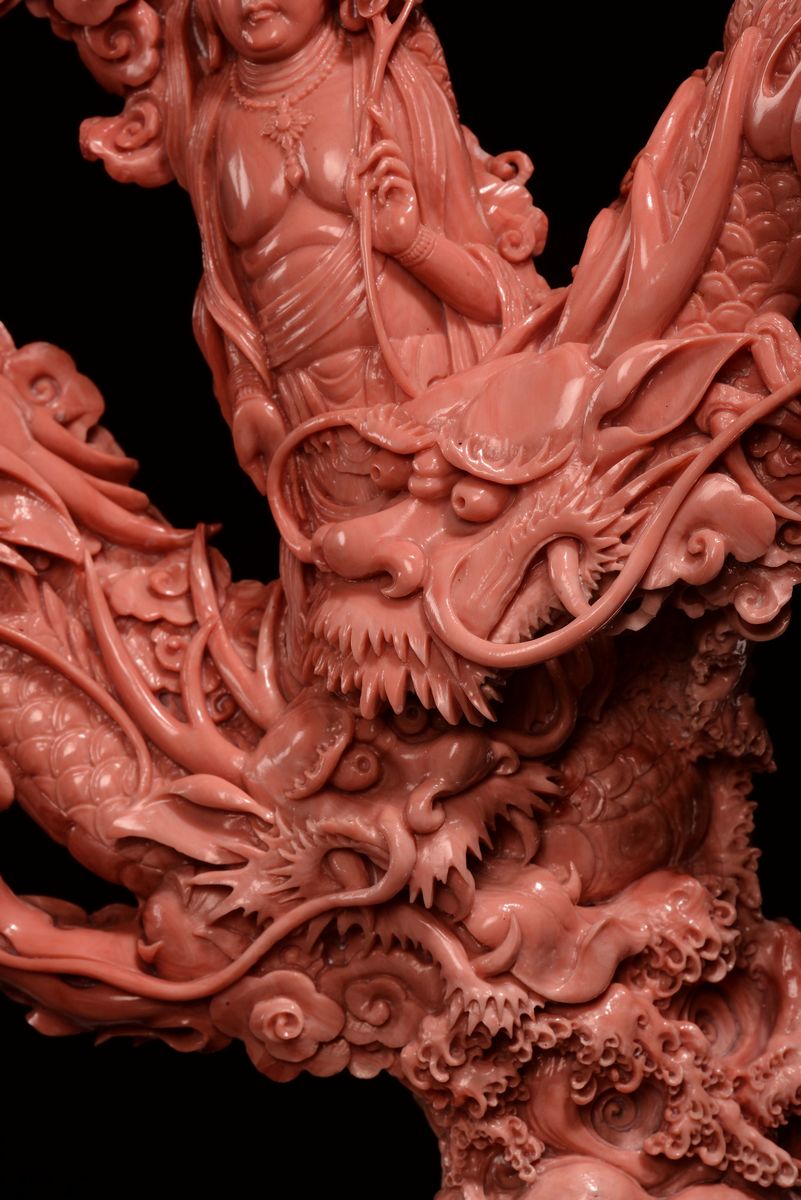 Gruppo in Corallo Scolpito Raffigurante Guanyin con Dragoni, Cina, Dinastia Qing, Fine XIX Secolo