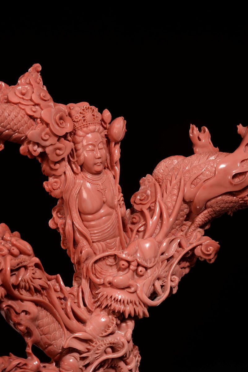 Gruppo in Corallo Scolpito Raffigurante Guanyin con Dragoni, Cina, Dinastia Qing, Fine XIX Secolo