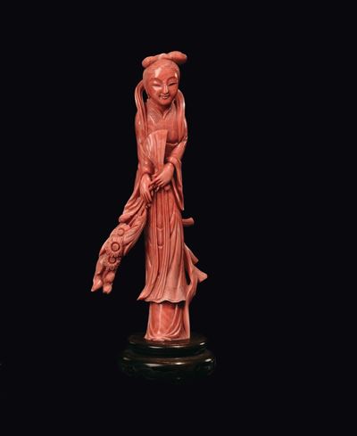 Guanyin con Mazzo di Fiori Scolpita in Corallo, Cina, Dinastia Qing, Fine XIX Secolo