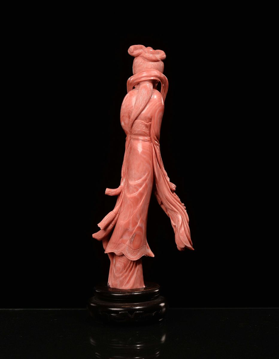 Guanyin con Mazzo di Fiori Scolpita in Corallo, Cina, Dinastia Qing, Fine XIX Secolo