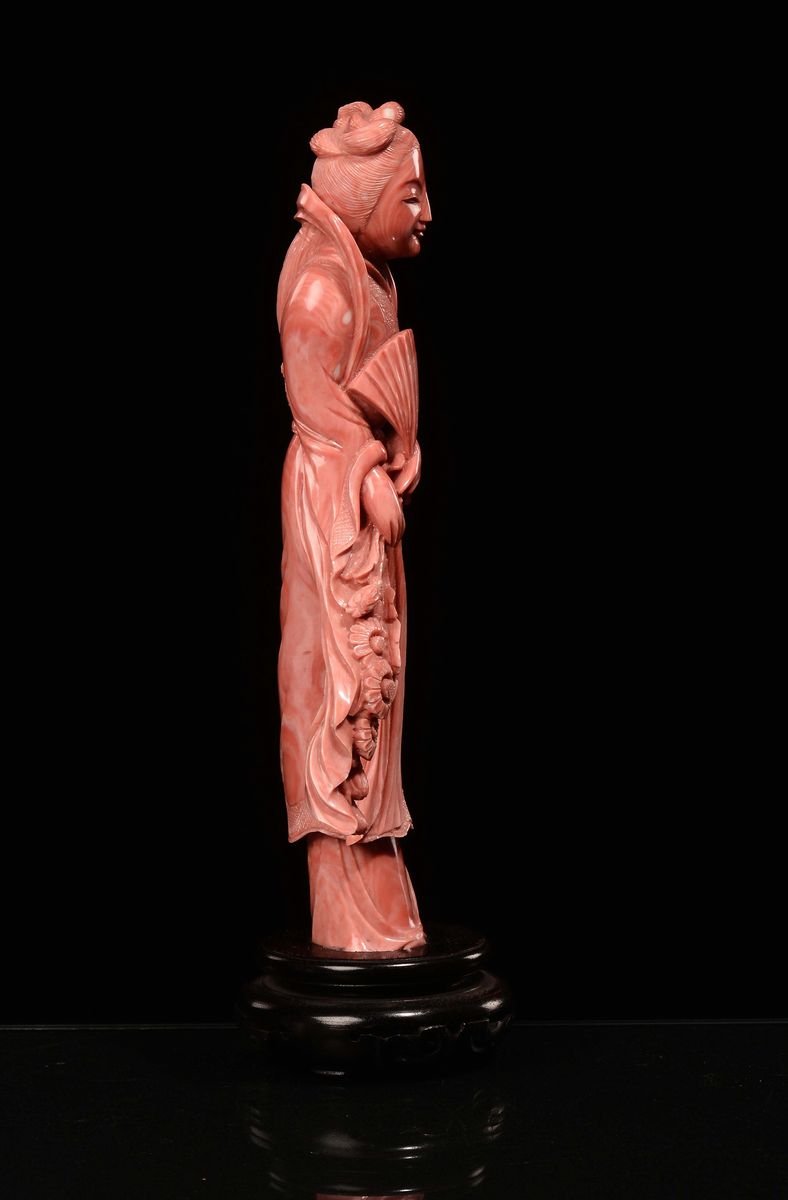 Guanyin con Mazzo di Fiori Scolpita in Corallo, Cina, Dinastia Qing, Fine XIX Secolo