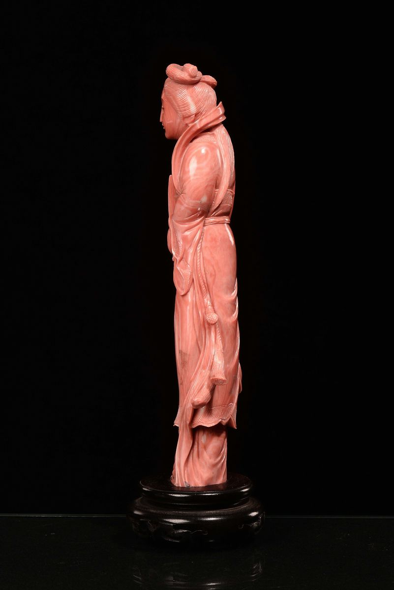 Guanyin con Mazzo di Fiori Scolpita in Corallo, Cina, Dinastia Qing, Fine XIX Secolo