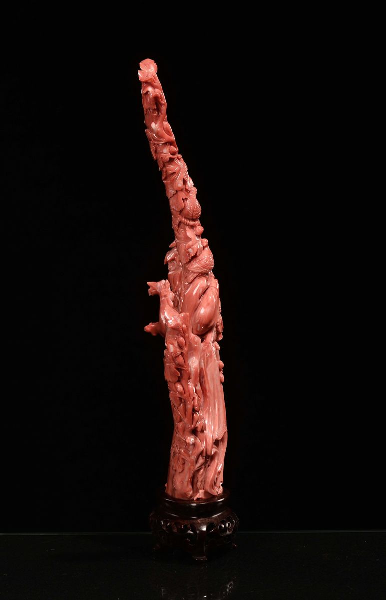Figura di Guanyin con Uccellini in Corallo Scolpito, Cina, Dinastia Qing, Fine XIX Secolo