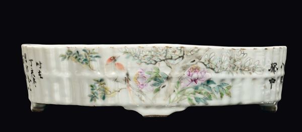 A polychrome porcelain stand with naturalistic decoration and inscriptions, China, Qing Dynasty, Qianlong period (1736-1796)