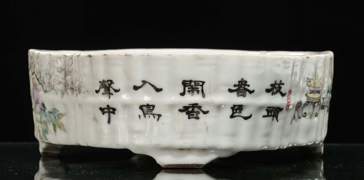 Alzata in Porcellana Policroma con Decoro Naturalistico e Iscrizioni, Cina, Dinastia Qing, Epoca ...