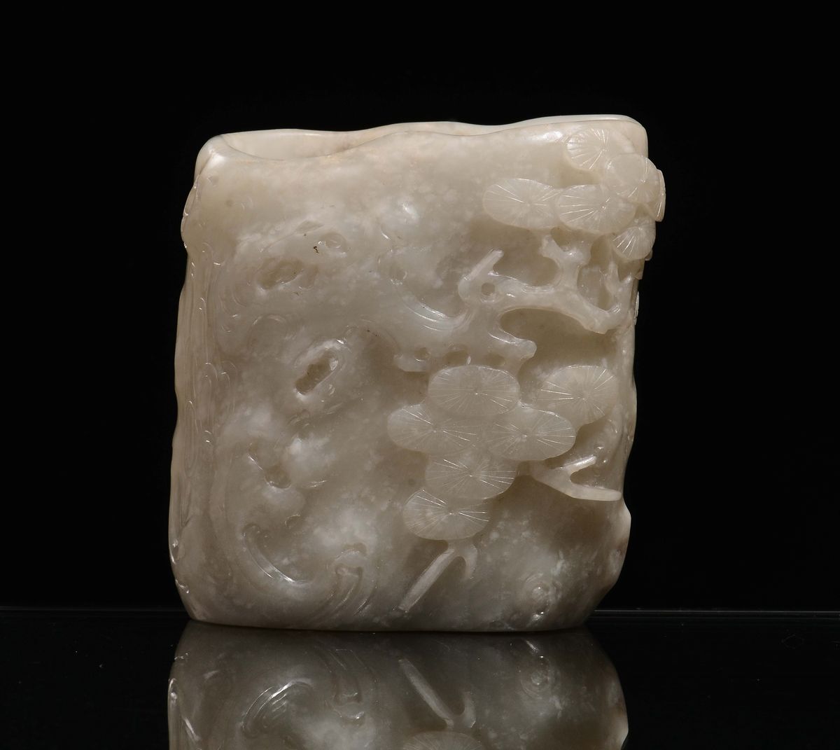 Vasetto in Giada Celadon con Fiori Scolpiti, Cina, Dinastia Qing, Epoca Qianlong (1736-1796)