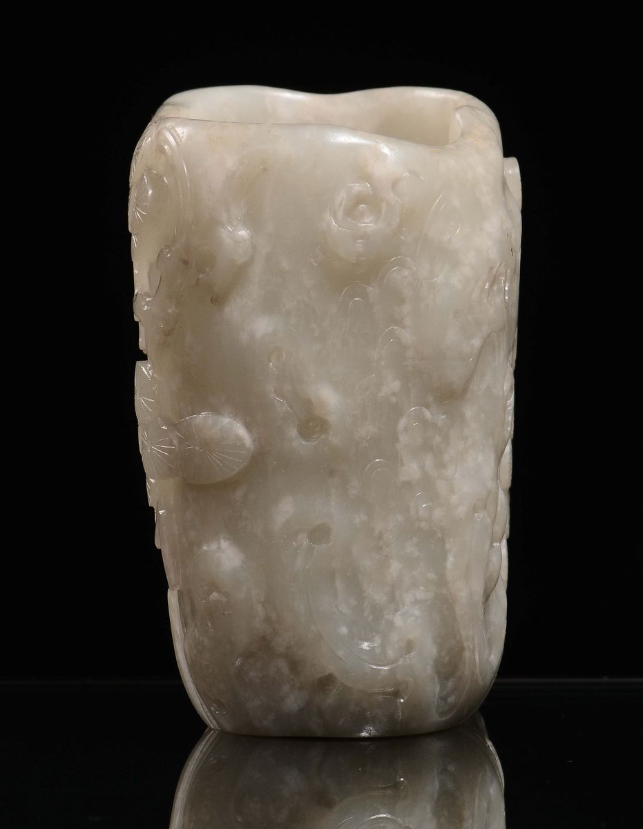 Vasetto in Giada Celadon con Fiori Scolpiti, Cina, Dinastia Qing, Epoca Qianlong (1736-1796)