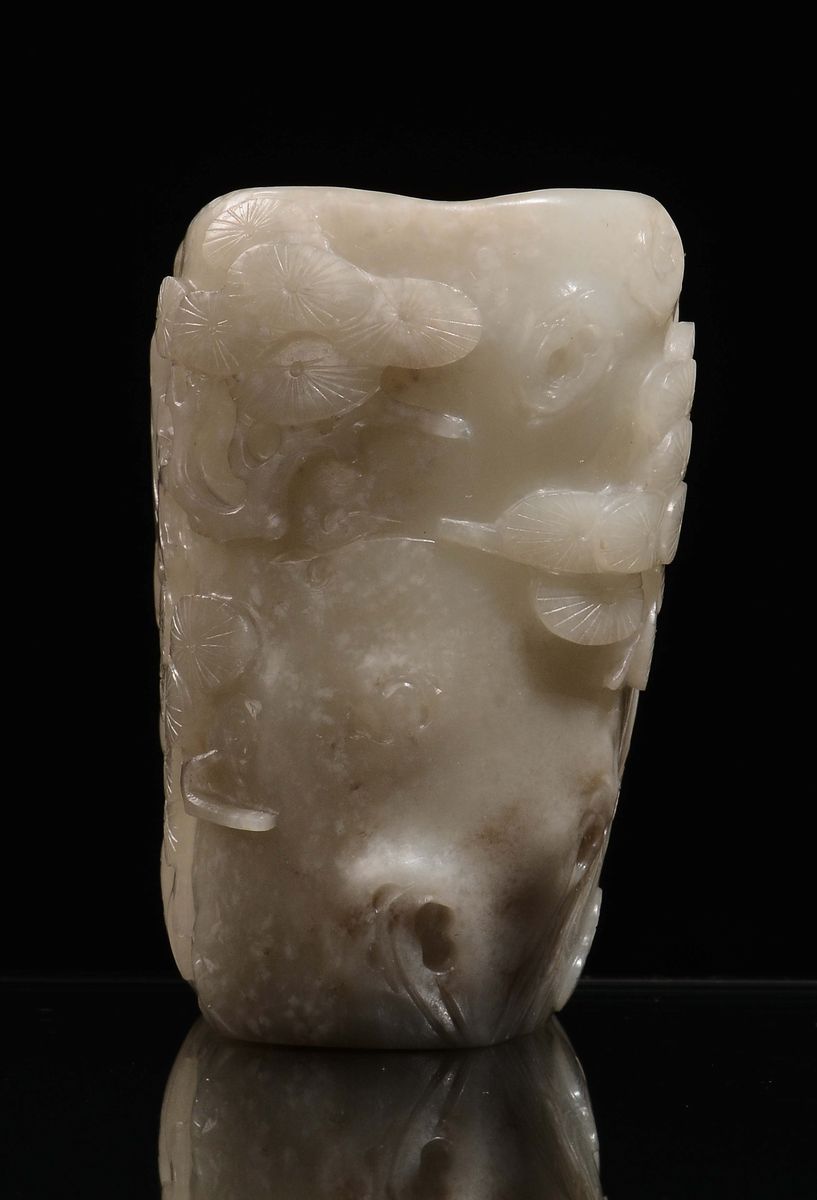 Vasetto in Giada Celadon con Fiori Scolpiti, Cina, Dinastia Qing, Epoca Qianlong (1736-1796)