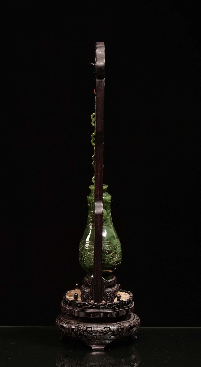 Vasetto con Catena in Giada Spinacio e Base in Legno, Cina, Dinastia Qing, XIX Secolo