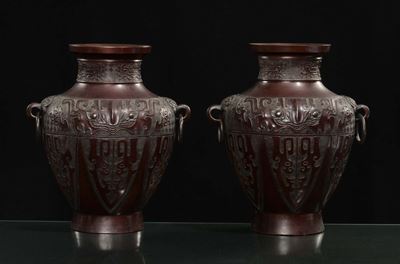 Coppia di Vasi in Bronzo con Decoro Arcaico a Rilievo, Cina, Dinastia Qing, Fine XVIII Secolo
