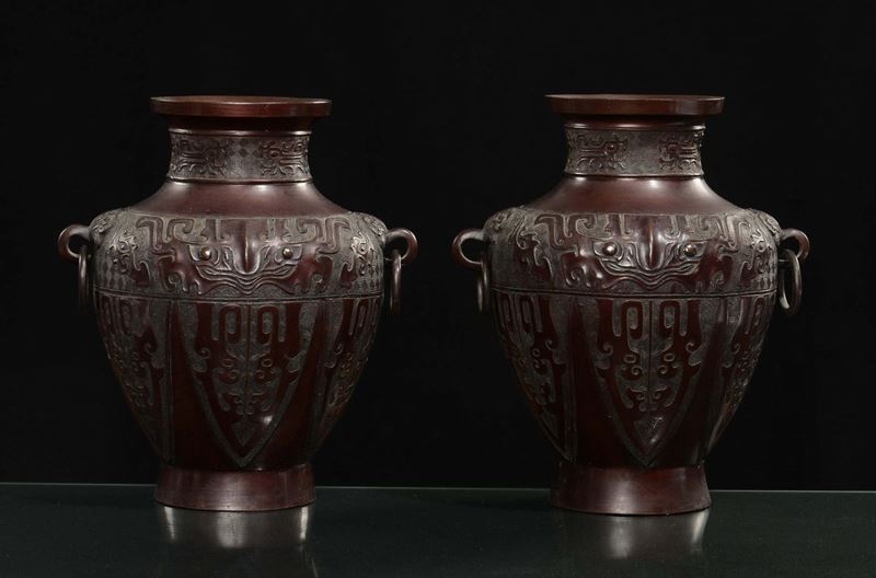 Coppia di vasi in bronzo con decoro arcaico a rilievo, Cina, Dinastia Qing, fine XVIII secolo  - Asta Chinese Works of Art - Cambi Casa d'Aste