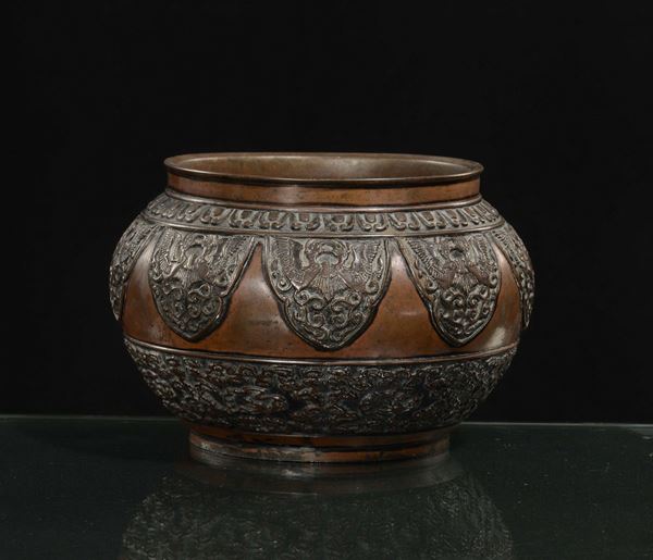 A bronze cachepot with decorations in relief, China, Qing Dynasty, 19th century