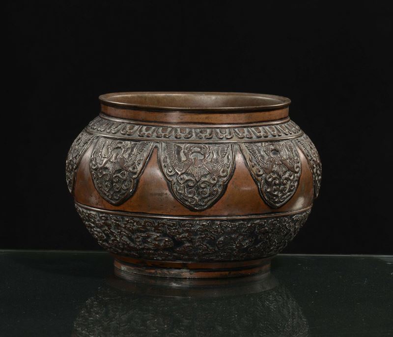 A bronze cachepot with decorations in relief, China, Qing Dynasty, 19th century  - Auction Chinese Works of Art - Cambi Casa d'Aste