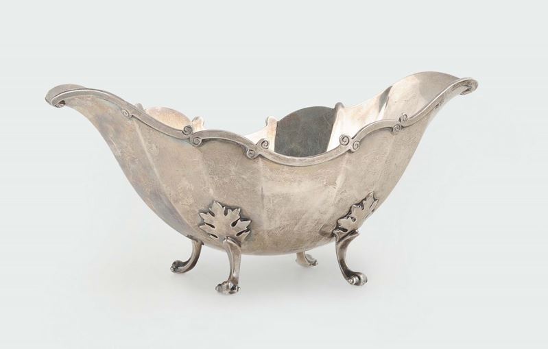 Ciotola ovale su piedini a ricciolo in argento, Asprey, Londra 1910  - Asta Argenti e una Collezione di Filigrane - II - Cambi Casa d'Aste