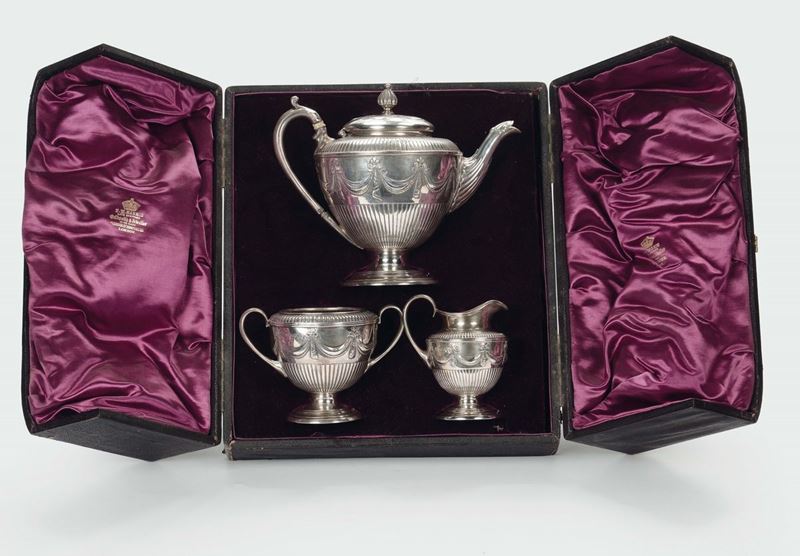 A set formed by three pieces in boxes, London, 1884 signed by T W Herris  - Auction Silver an a Filigrana Collection - II - Cambi Casa d'Aste
