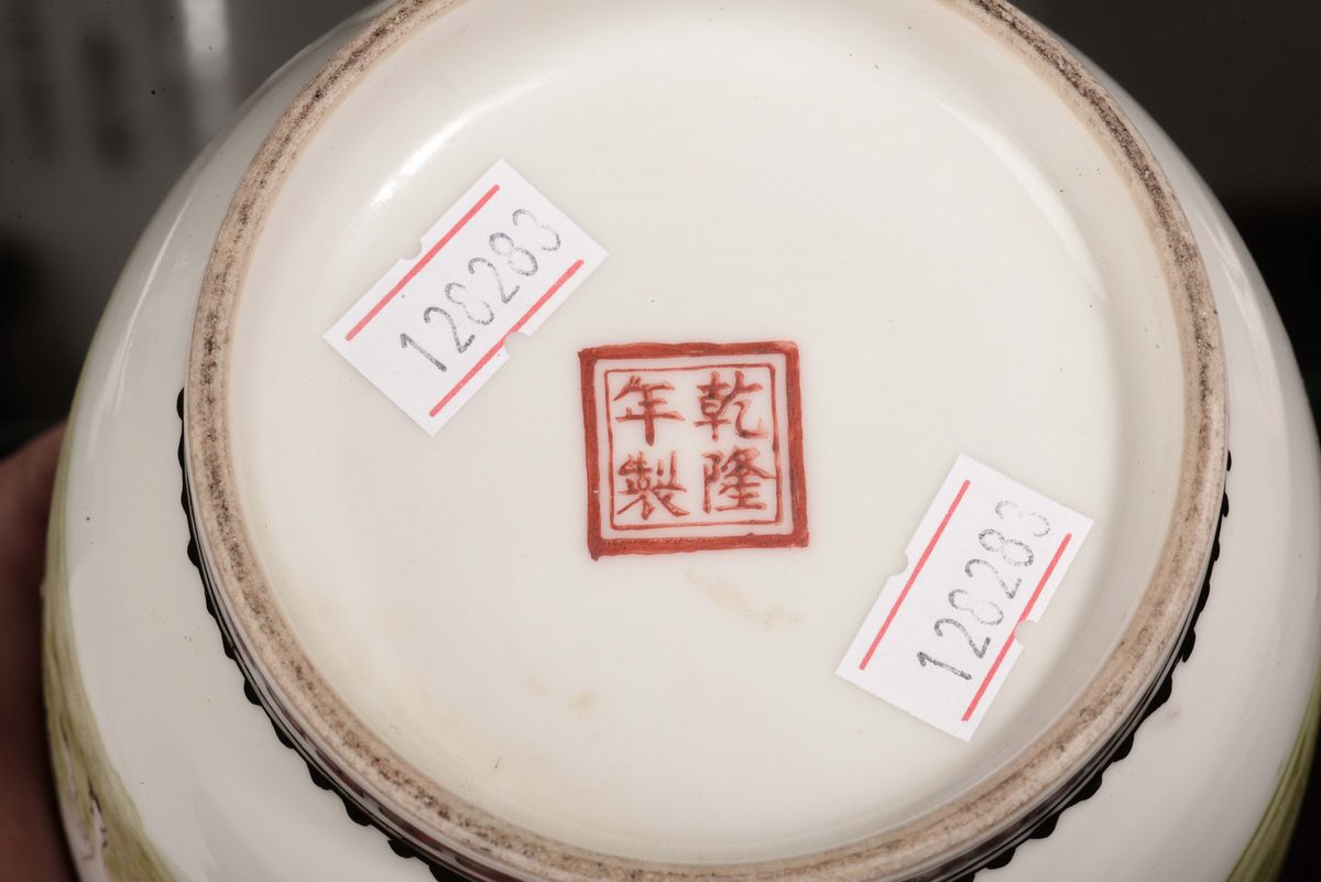 Lotto di Quattro Vasi in Porcellana Policroma con Personaggi e Iscrizioni, Cina, Repubblica, XX S...