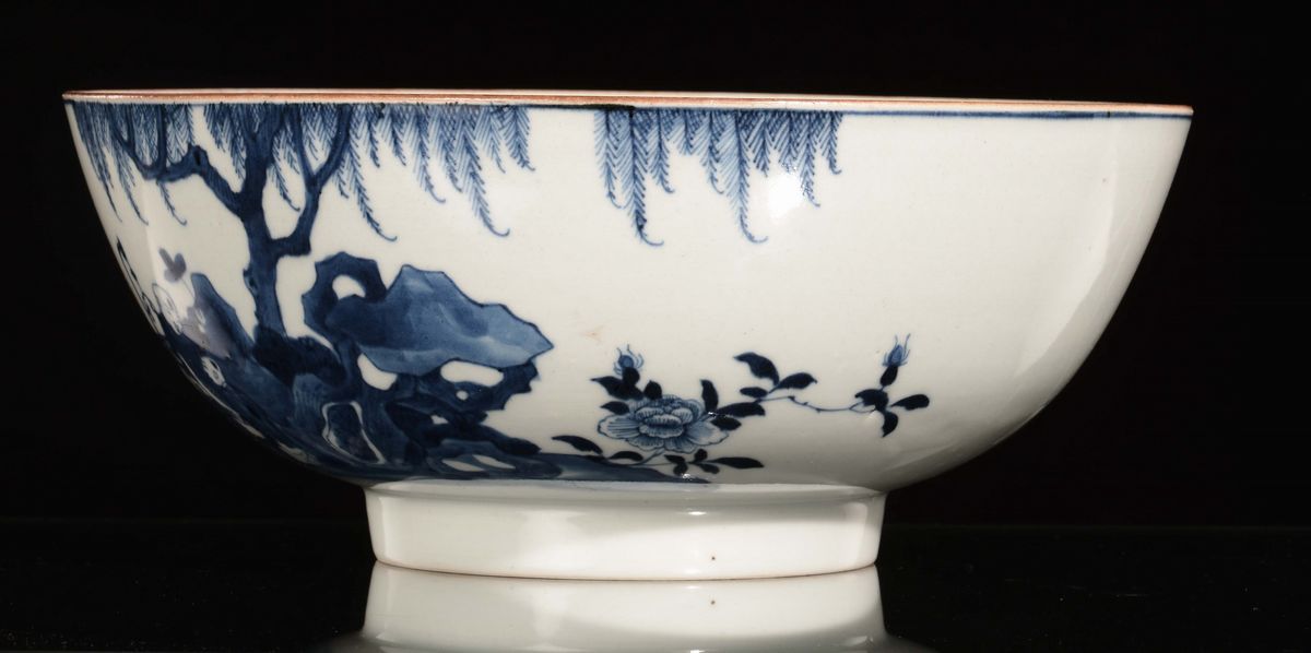 Grande Ciotola in Porcellana Bianca e Blu con Guanyin e Fanciulli, Cina, Dinastia Qing, Epoca Qia...