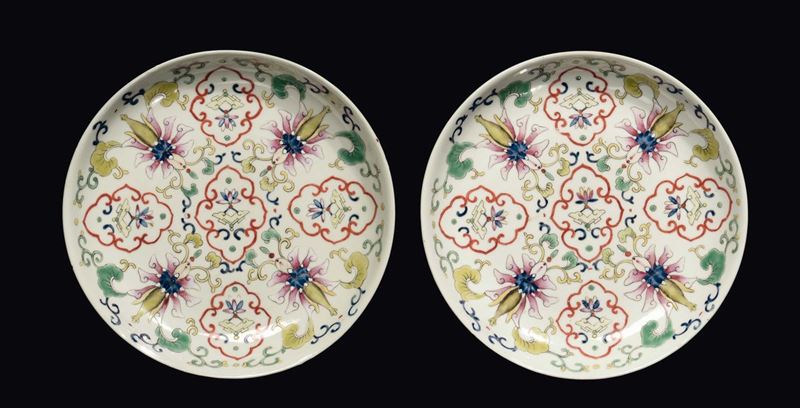 A pair of polychrome porcelain dishes with floral decoration, China, Qing Dynasty, Guangxu period (1875-1908)  - Auction Fine Chinese Works of Art - II - Cambi Casa d'Aste