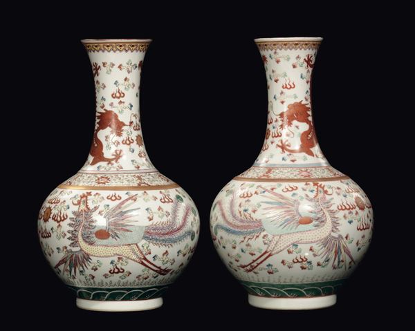 Coppia di bottiglie in porcelllana policroma con draghi rossi, Cina, marca e del periodo Guangxu (1875-1908)