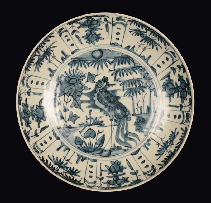 A Swatow blue and white porcelain dish depicting phoenix and landscape, China, Ming Dynasty, 17th century  - Auction Chinese Works of Art - Cambi Casa d'Aste