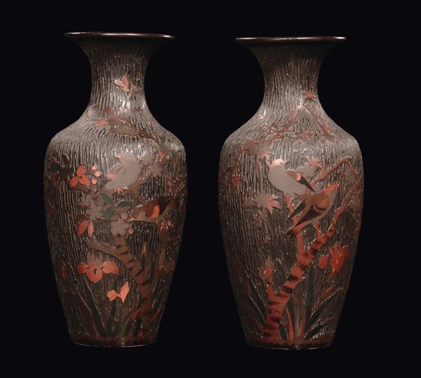 Coppia di vasi in legno inciso con rami ed uccelli, Giappone, Meji, fine XIX secolo