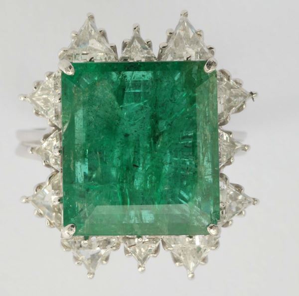 Anello con smeraldo brasiliano e diamanti a contorno
