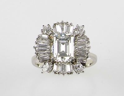 Anello con Diamante Centrale Taglio Smeraldo di Ct 2,41
