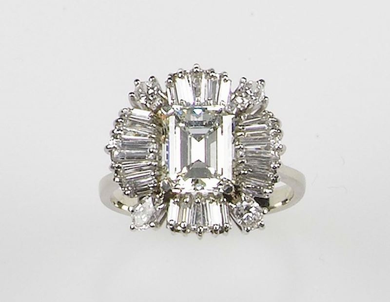 A diamond ring. The central emerald-cut diamond weighing 2,41 carats is sorrounded by diamonds. Mounted in white gold 750/1000. Accompained by a R.A.G. Torino report n. D1010/14  - Auction Fine Jewels - Cambi Casa d'Aste