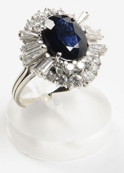 Anello in Oro Bianco con Zaffiro Centrale