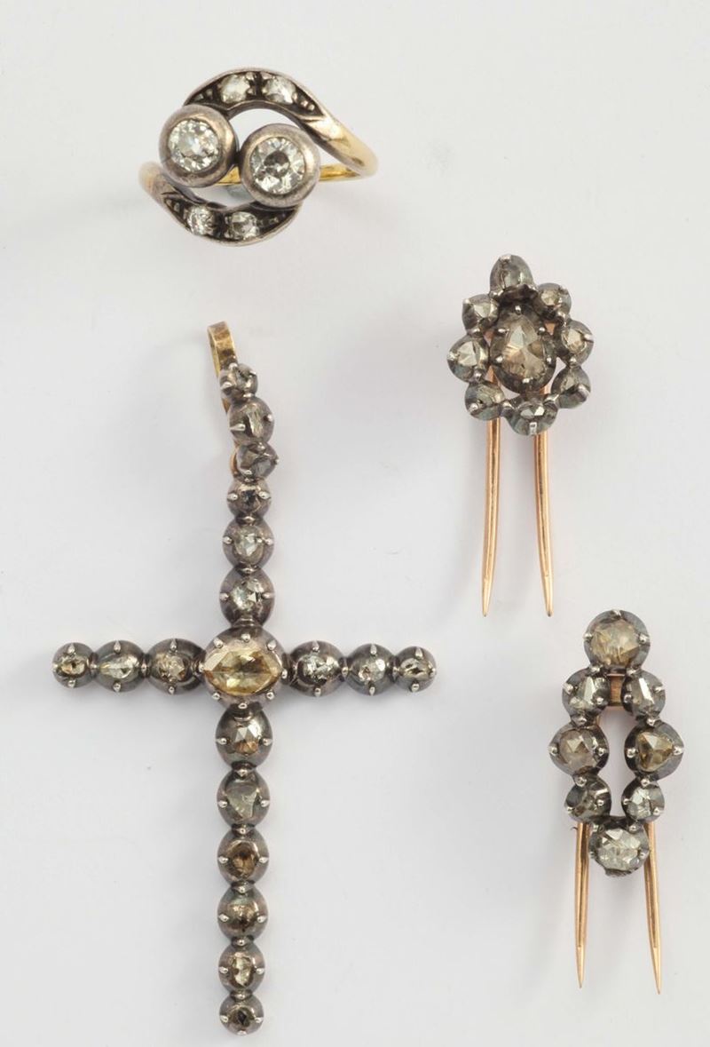 Lotto composto da anello contrarié, pendente a forma di croce e due piccole spille  - Asta Fine Jewels - I - Cambi Casa d'Aste