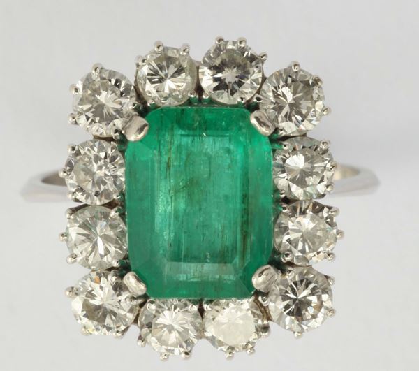 An emerald and diamond ring. The emerald weigh ct 3,00 circa