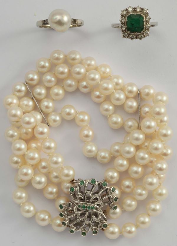 Lotto composto da bracciale con perle coltivate, anello con perla coltivata ed anello con piccolo smeraldo