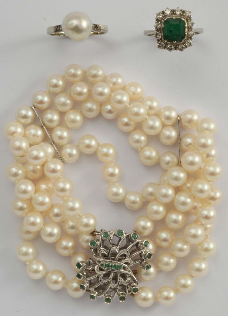 Lotto composto da bracciale con perle coltivate, anello con perla coltivata ed anello con piccolo smeraldo  - Asta Fine Jewels - I - Cambi Casa d'Aste