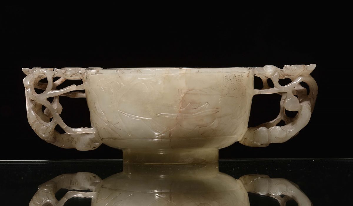 Coppetta in Giada Celadon Incisa con Manici Ad Elementi Vegetali, Cina, Dinastia Qing, Epoca Qian...