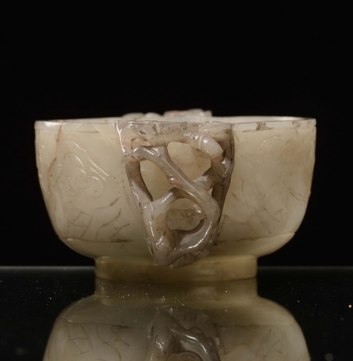 Coppetta in Giada Celadon Incisa con Manici Ad Elementi Vegetali, Cina, Dinastia Qing, Epoca Qian...