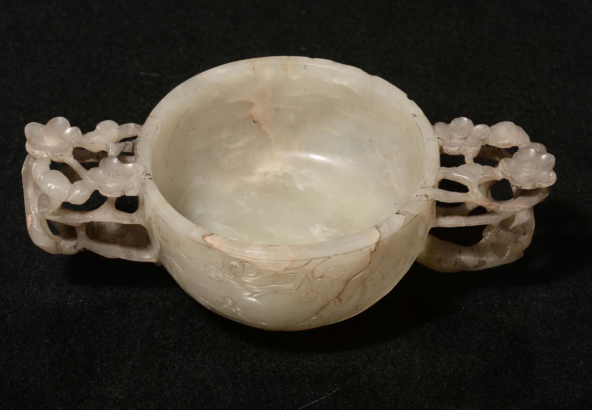 Coppetta in Giada Celadon Incisa con Manici Ad Elementi Vegetali, Cina, Dinastia Qing, Epoca Qian...
