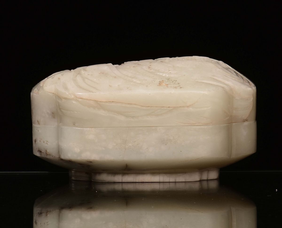 Scatolina in Giada Celadon Incisa con Raffigurazione di Paesaggio, Cina, Dinastia Qing, XIX Secol...