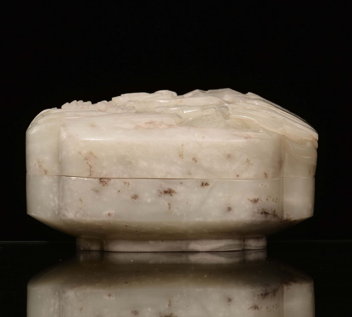 Scatolina in Giada Celadon Incisa con Raffigurazione di Paesaggio, Cina, Dinastia Qing, XIX Secol...