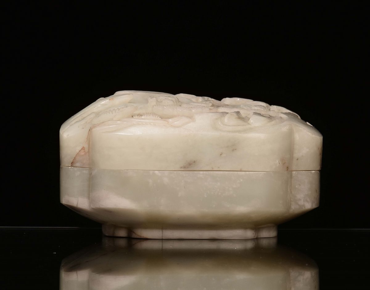 Scatolina in Giada Celadon Incisa con Raffigurazione di Paesaggio, Cina, Dinastia Qing, XIX Secol...