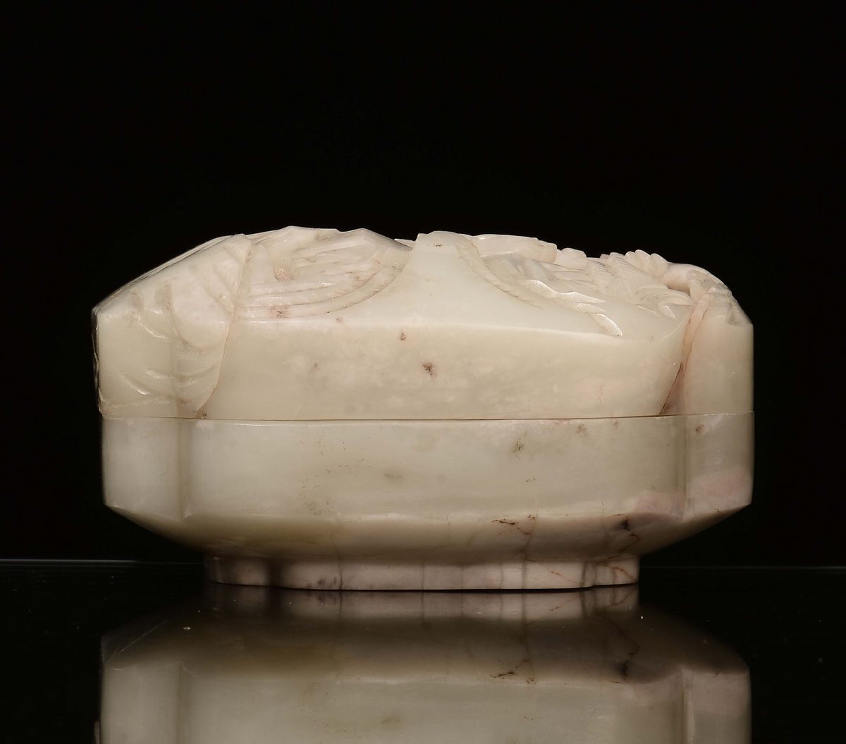Scatolina in Giada Celadon Incisa con Raffigurazione di Paesaggio, Cina, Dinastia Qing, XIX Secol...
