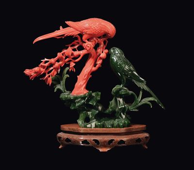 Scultura Raffigurante Due Pappagalli, uno in Corallo e uno in Giada Verde Spinacio, Cina, Inizio ...