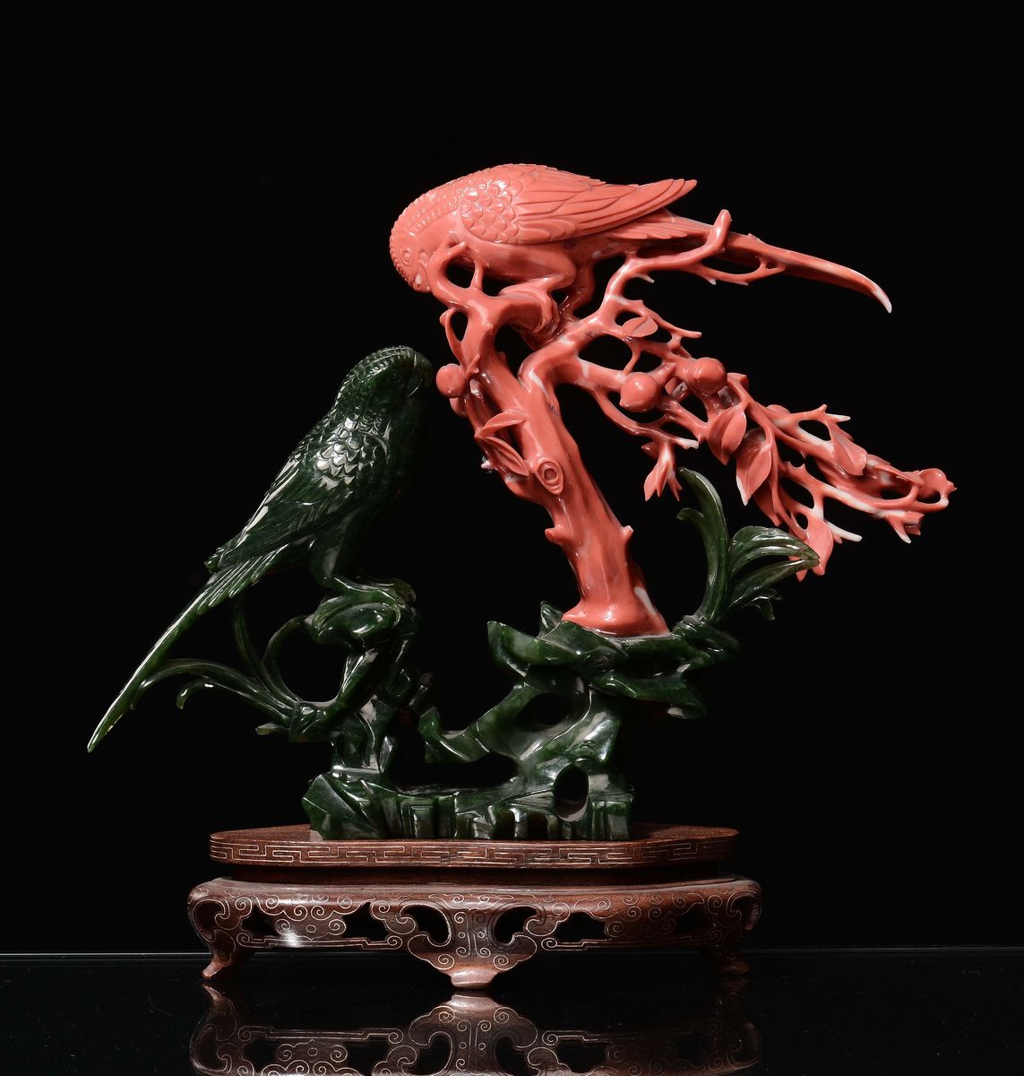 Scultura Raffigurante Due Pappagalli, uno in Corallo e uno in Giada Verde Spinacio, Cina, Inizio ...