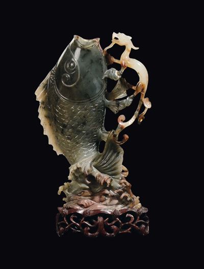 Scultura Raffigurante Carpa con Draghetto in Giada Verde, Cina, Repubblica, XX Secolo