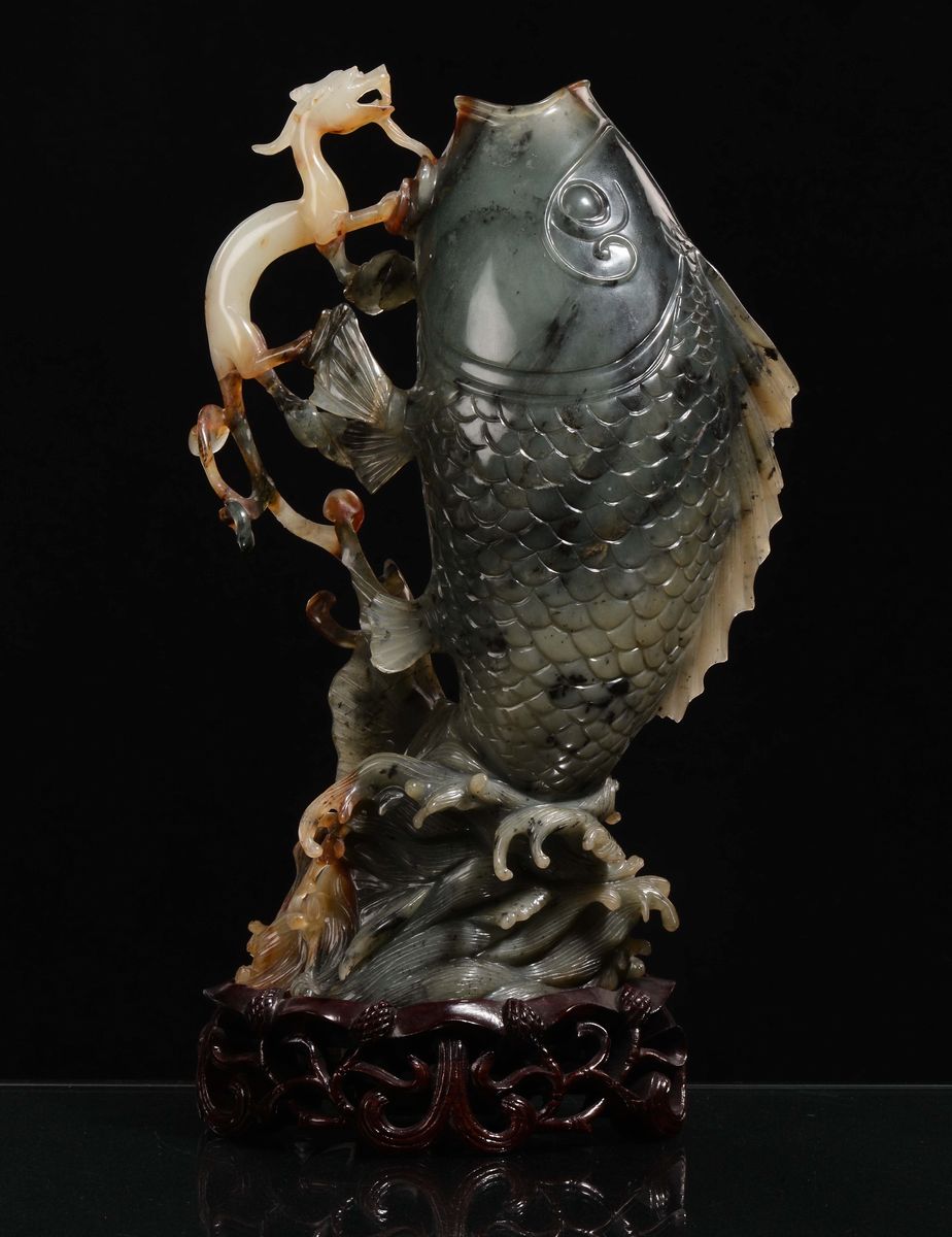 Scultura Raffigurante Carpa con Draghetto in Giada Verde, Cina, Repubblica, XX Secolo