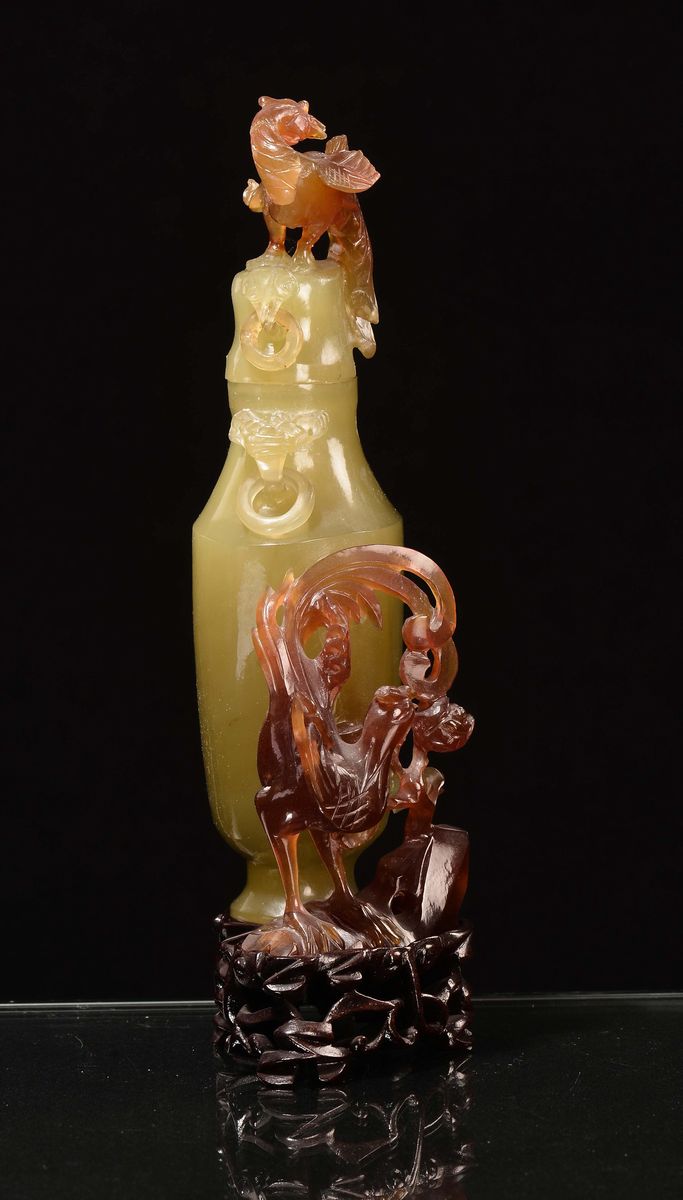 Vasetto in Giada Gialla e Marrone con Coperchio e Raffigurazioni di Pavoni, Cina, Repubblica, XX ...