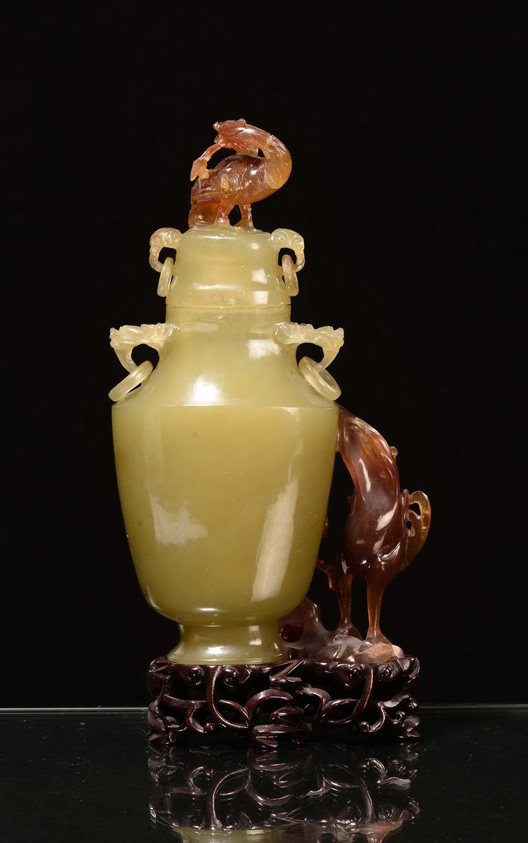 Vasetto in Giada Gialla e Marrone con Coperchio e Raffigurazioni di Pavoni, Cina, Repubblica, XX ...