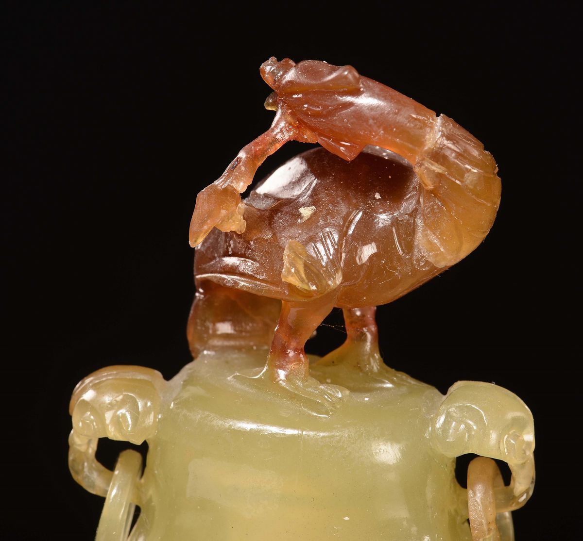 Vasetto in Giada Gialla e Marrone con Coperchio e Raffigurazioni di Pavoni, Cina, Repubblica, XX ...