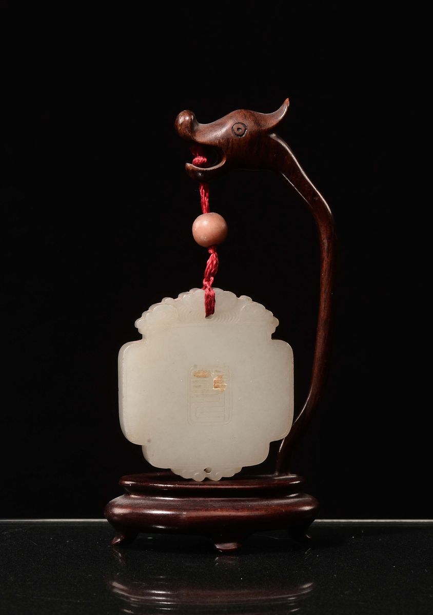 Pendente in Giada Bianca con Base in Legno a Guisa di Draghetto, Cina, Dinastia Qing, XIX Secolo