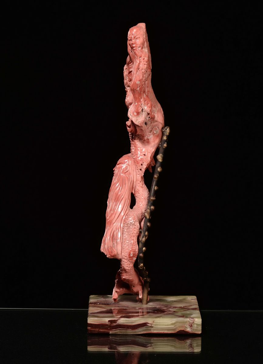 Corallo Scolpito a Guisa di Drago con Volti di Saggi, Base in Legno, Cina, Inizio XX Secolo